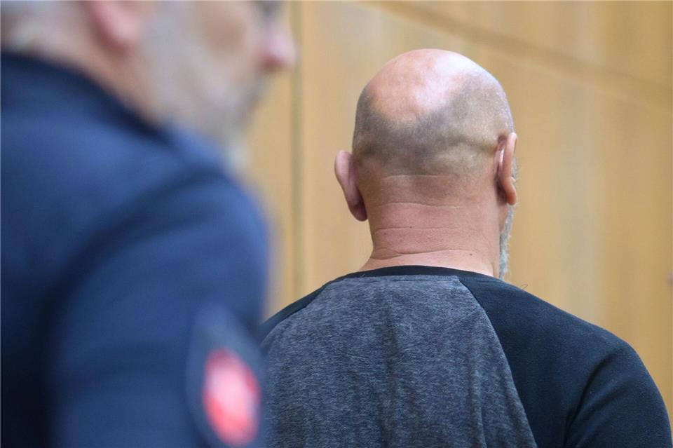 Toter Obdachloser auf der Parkbank - Höchststrafe verhängt Der Mann wird wegen Mordes zu lebenslanger Haft verurteilt. (Archivbild)Julian Stratenschulte/dpa
