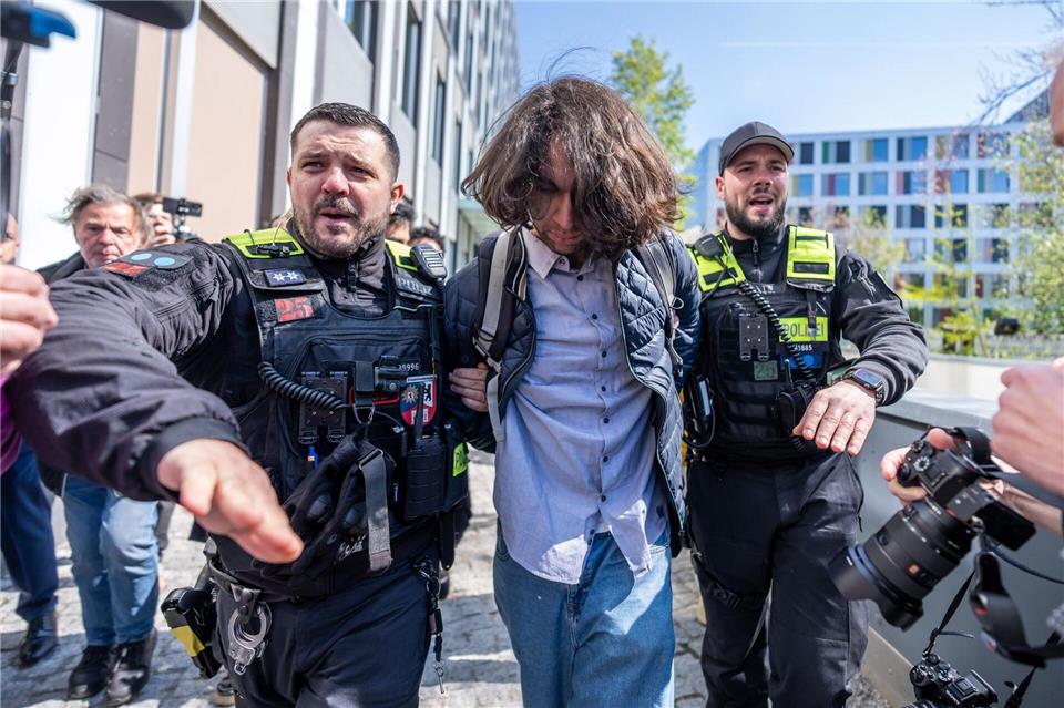 Der Mann wurde abgeführt.Michael Kappeler/dpa