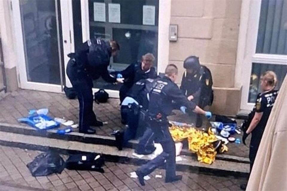 Der Mann wurde laut LKA im Innenhof des Rathauses erschossen. Christian Klemm/dpa