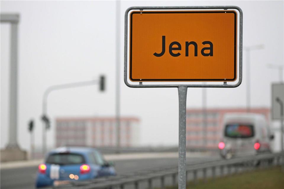 Der Mann wurde laut Polizeiangaben nach dem Sprung vorsorglich in ein Krankenhaus gebracht. (Symbolbild)picture alliance / dpa