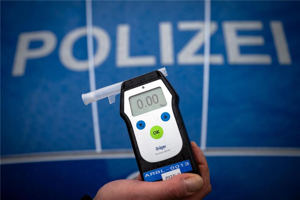 Der Mann wurde mit 4,5 Promille Alkohol im Blut in ein Krankenhaus eingeliefert. (Symbolbild)Soeren Stache/dpa