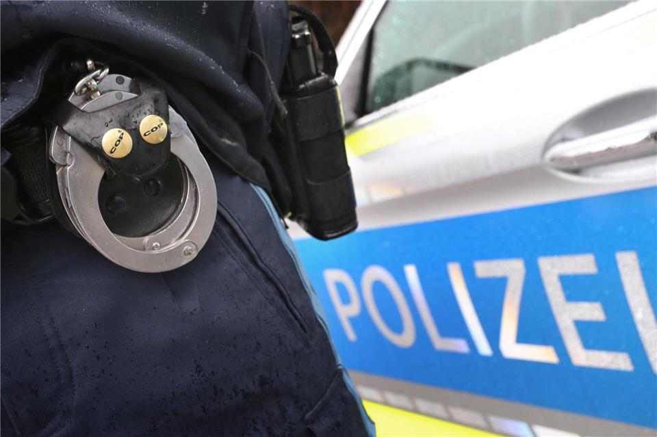 Der Mann wurde nach der Durchsuchung festgenommen. (Symbolbild)Karl-Josef Hildenbrand/dpa