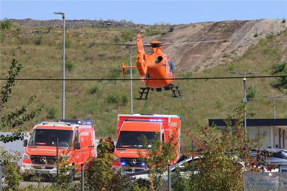 Der Mann wurde per Rettungshubschrauber in ein Krankenhaus gebracht.David Young/dpa