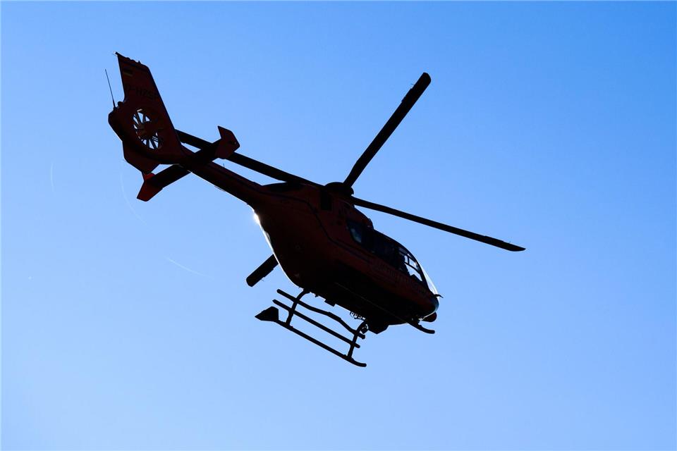 Der Mann wurde schwer verletzt mit dem Hubschrauber ins Krankenhaus geflogen. (Symbolbild)Julian Stratenschulte/dpa