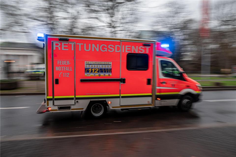 Der Mann wurde unter dem Bus eingeklemmt und schwer verletzt. (Symbolbild) Fabian Strauch/dpa