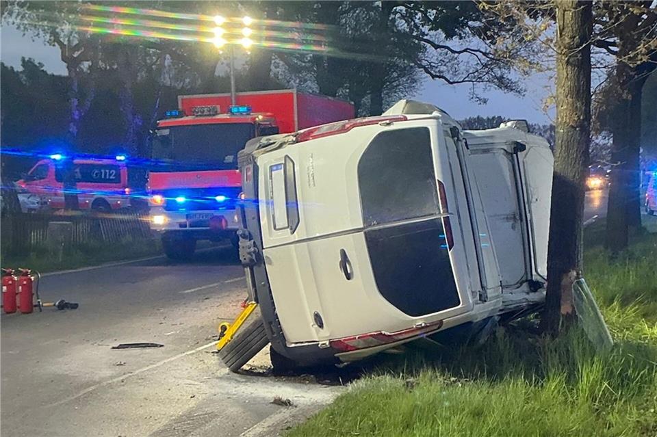 Der Mann wurde von der Feuerwehr aus dem Wagen befreit.-/Feuerwehr Bottrop/dpa