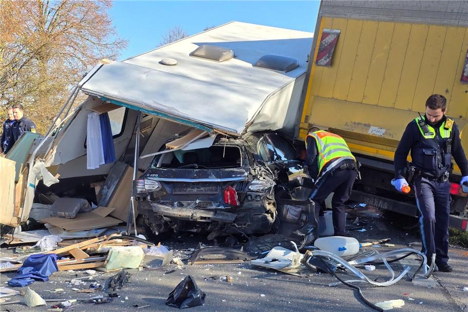 Der Mann wurde zwischenzeitlich in dem Auto eingeklemmt.Helmut Degenhart/zema-medien/dpa