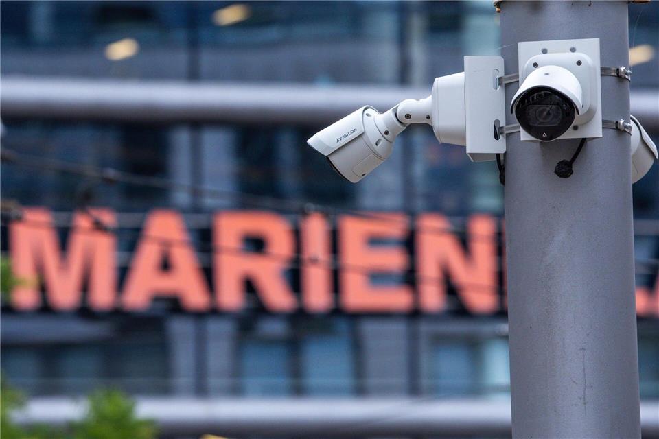 Der Marienplatz in Schwerin ist in der Vergangenheit immer wieder Schauplatz gewalttätiger Auseinandersetzungen geworden. (Archivbild)Jens Büttner/dpa