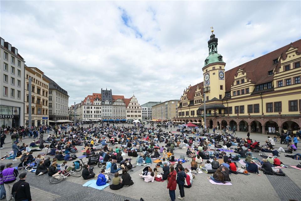 Der Marktplatz in Leipzig war bei der Demo gut gefüllt.Heiko Rebsch/dpa