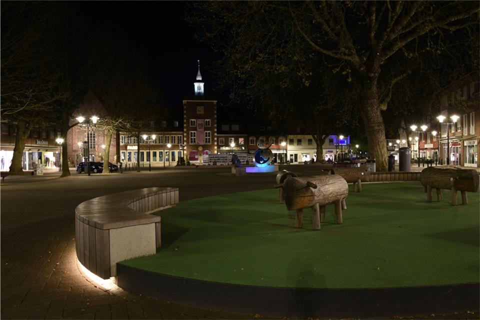 Der Marktplatz kurz vor Mitternacht: Die Schafe schlafen, kein Mensch weit und breit.