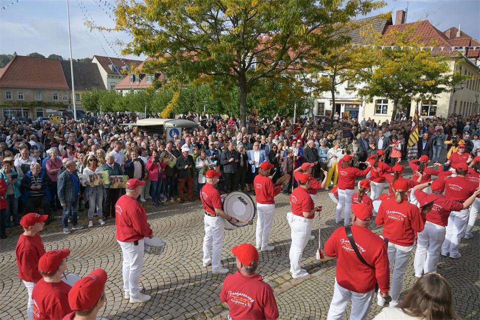 Der Marktplatz war voller Menschen.Heiko Rebsch/dpa