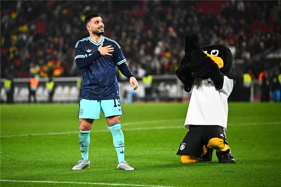 Der Matchwinner: Deniz Undav jubelt nach dem Spiel neben dem DFB-Maskottchen.Tom Weller/dpa