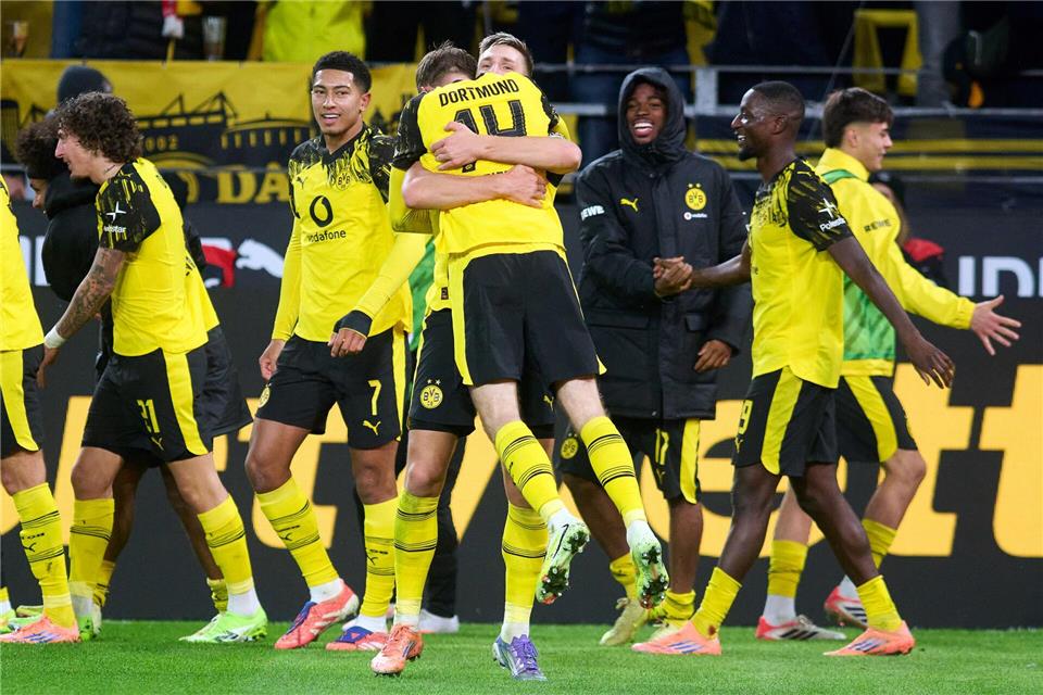 Kölner Schmerz nach „doppelter Niederlage“ beim BVB  Der Matchwinner muss einstecken: Maximilian Beier wird geherzt von seinen Mitspielern.Bernd Thissen/dpa