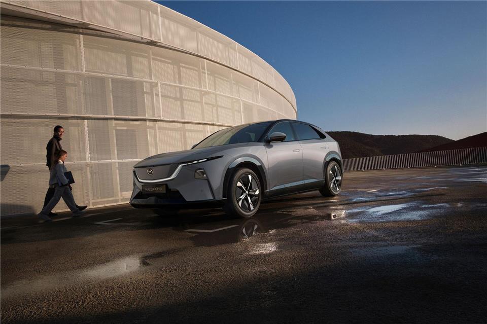 Der Mazda CX-6e soll im Sommer zu Preisen ab 50 000 Euro auf den Markt kommen.Mazda/dpa-tmn