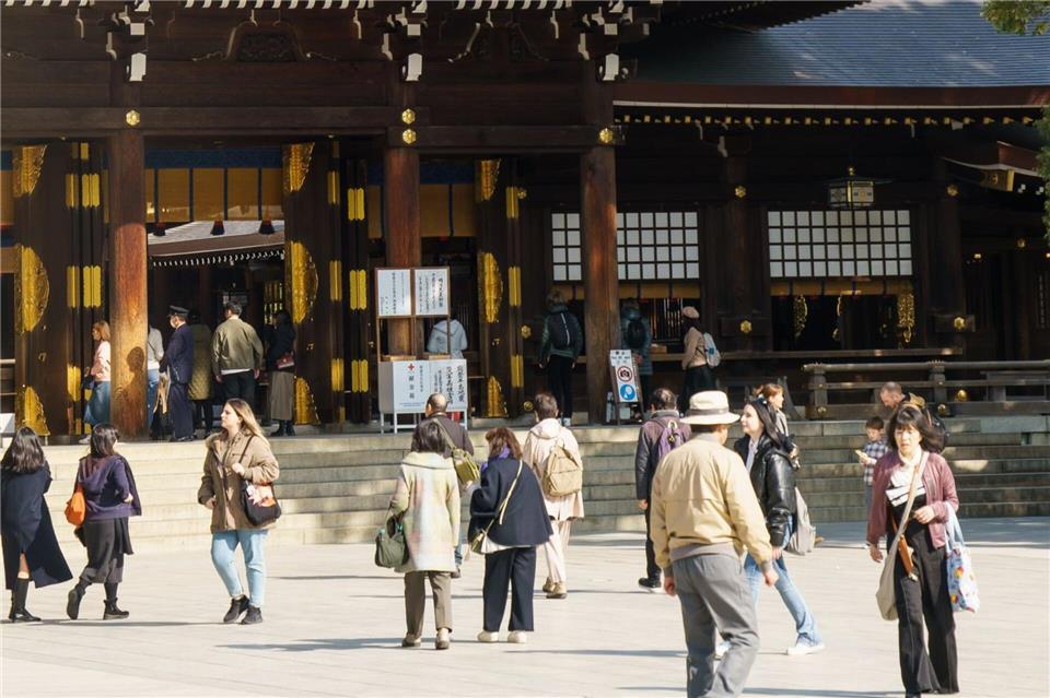 Der Meiji-Schrein liegt in einem zentralen Park in Shibuya und ist ein Ruhepol in der hektischen Stadt.Philipp Laage/dpa-tmn