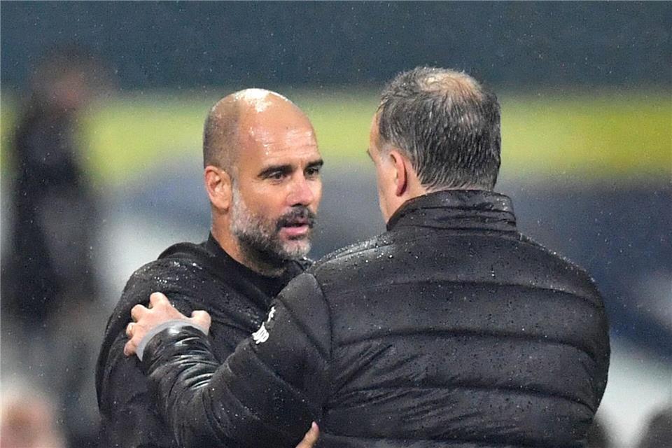 Der Meister und sein Vorbild: Trainerstar Pep Guardiola begrüßt Marcelo Bielsa beim Spiel von Manchester City bei Leeds United.Paul Ellis/PA Wire/dpa