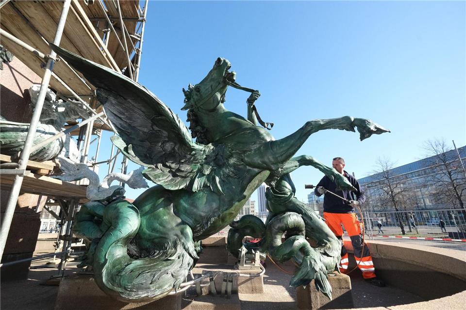Der Mendebrunnen auf dem Augustusplatz in Leipzig. Dresden und Leipzig lassen ihre Fontänen trotz Spardrucks sprudeln. (Archivbild)Sebastian Willnow/dpa