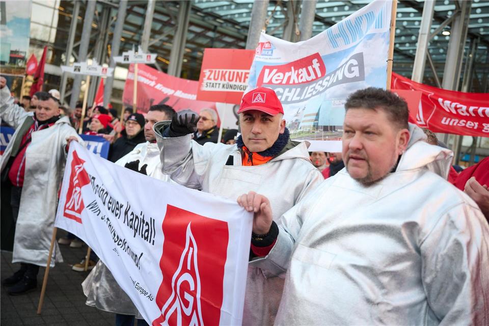 „Der Mensch gehört in den Mittelpunkt - nicht die Rendite!“: Beschäftigte von Thyssenkrupp fordern von der Aktionären den Verzicht auf eine Dividende.Bernd Thissen/dpa