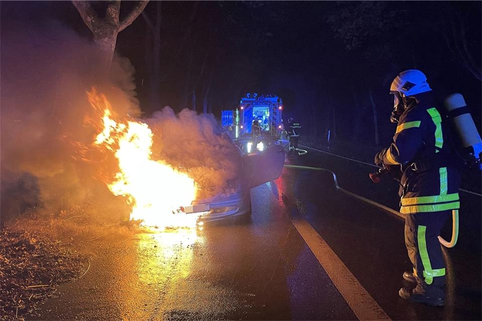 Der Mercedes des Raesfelders ist im vorderen Bereich ausgebrannt.