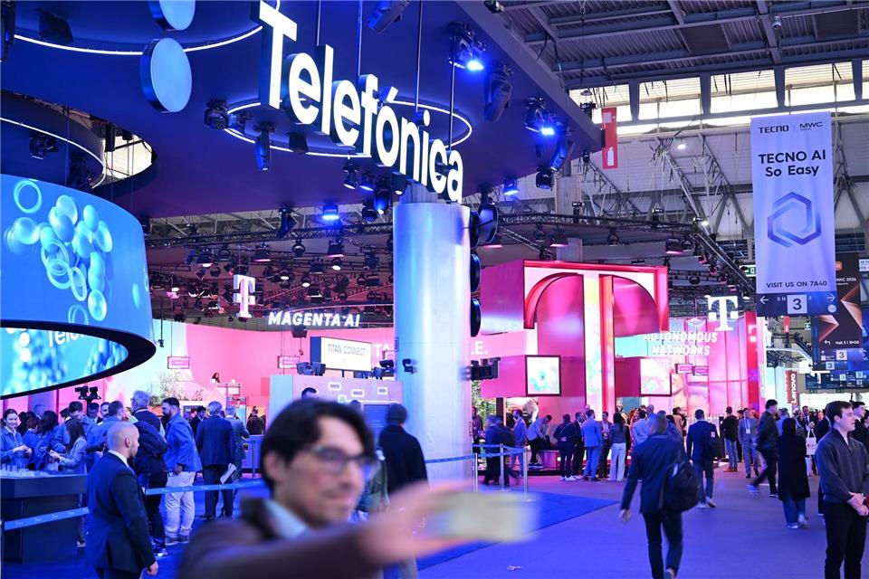 Der Messestand des spanischen Mutterkonzerns Telefónica beim Mobile World Congress (MWC) in Barcelona, direkt neben dem Messestand der Deutschen Telekom.Wolf von Dewitz/dpa