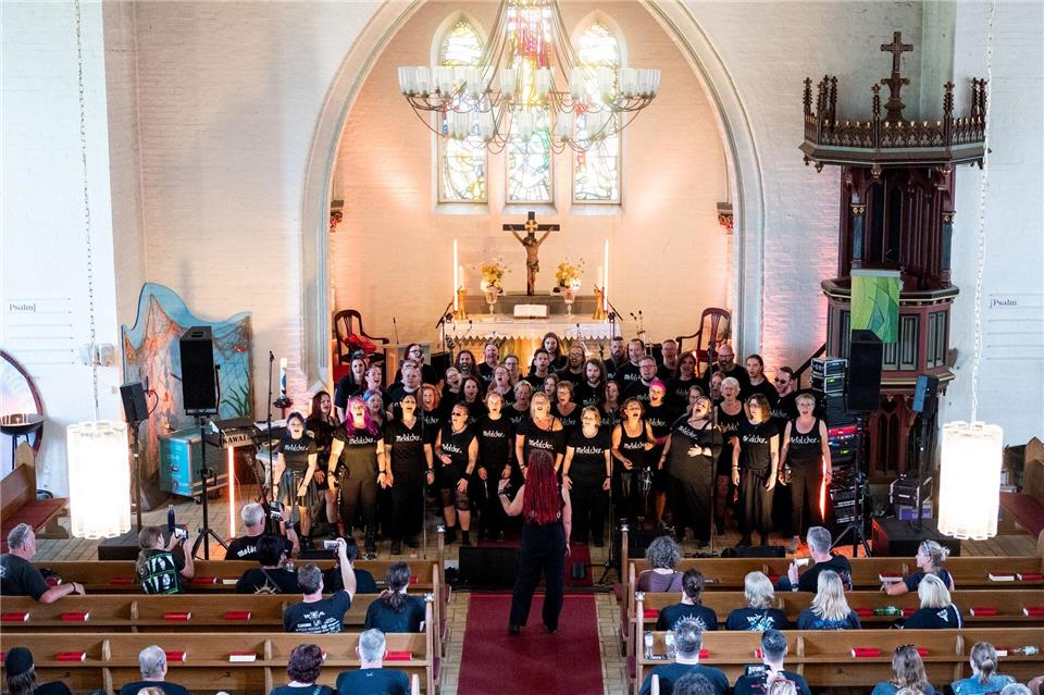 Der Metalchor singt in der Kirche in Wacken. Daniel Bockwoldt/dpa