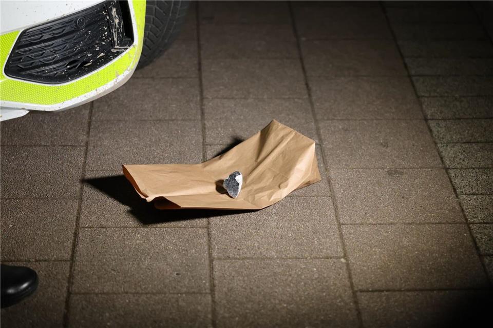 Der Meteorit von Koblenz liegt zum Größenvergleich vor einem Auto. Thomas Frey/dpa