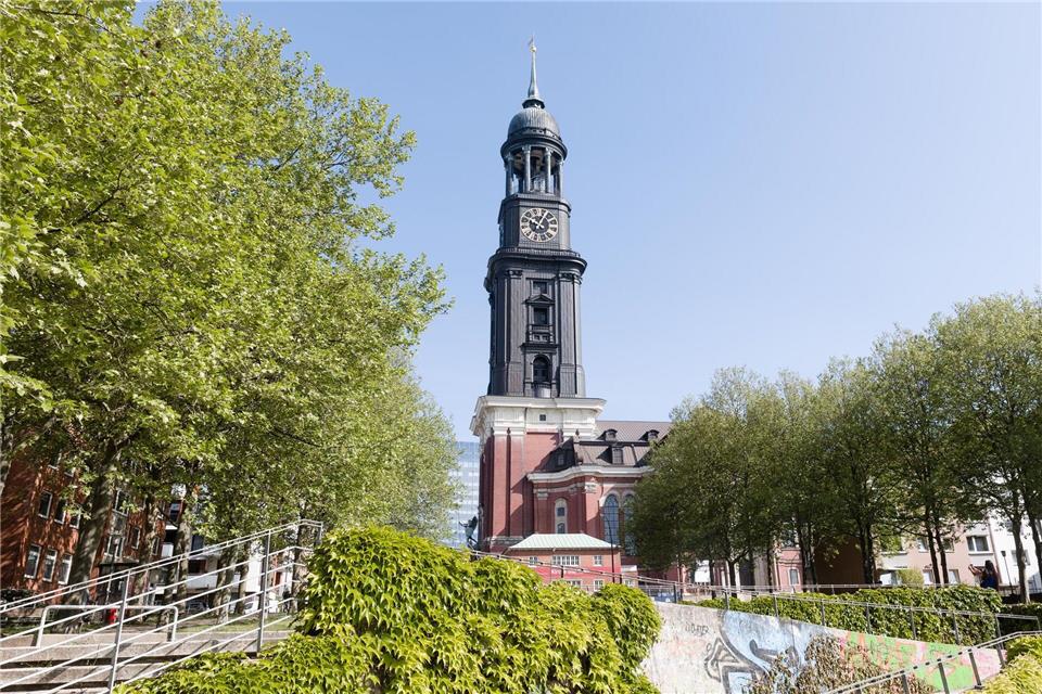 Der Michel ist wegen des Turms berühmt - doch auch das Innere der Kirche ist sehenswert.picture alliance/dpa