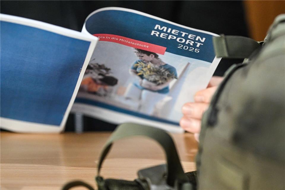 Der Mietenreport des Mieterbunds weist auf eine zunehmende Überbelastung durch Wohnkosten auch des Mittelstands hin.Britta Pedersen/dpa