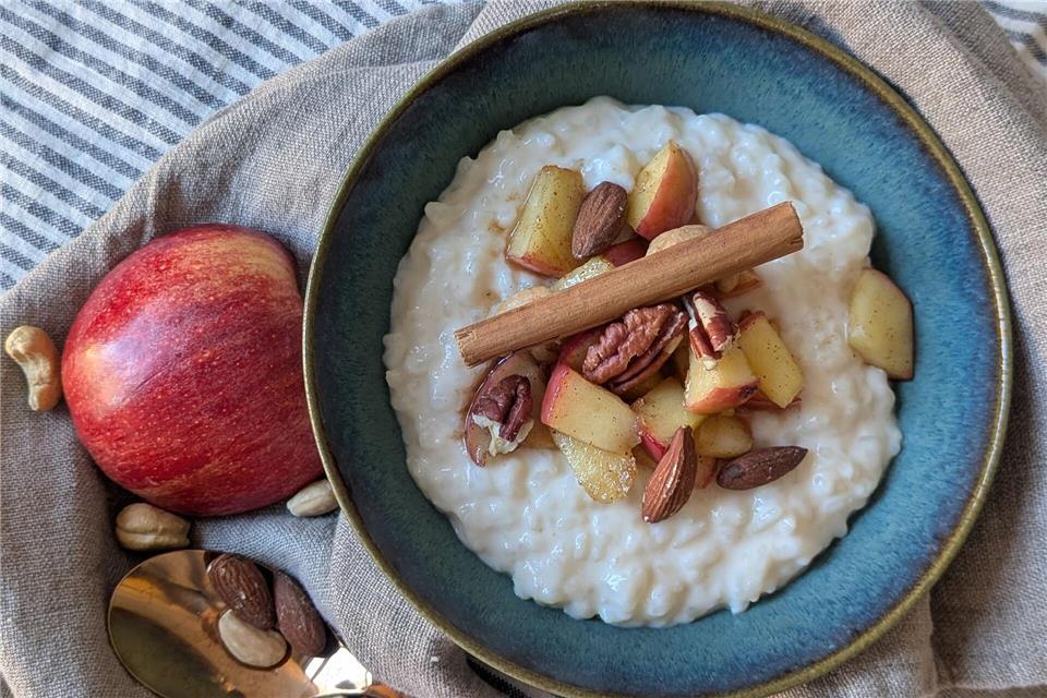 Der Milchreis ist mit Apfel, Zimt und Nüssen getoppt und eignet sich sowohl als Hauptspeise als auch als Dessert. Doreen Hassek/hauptstadtkueche.blogspot.com/dpa-tmn