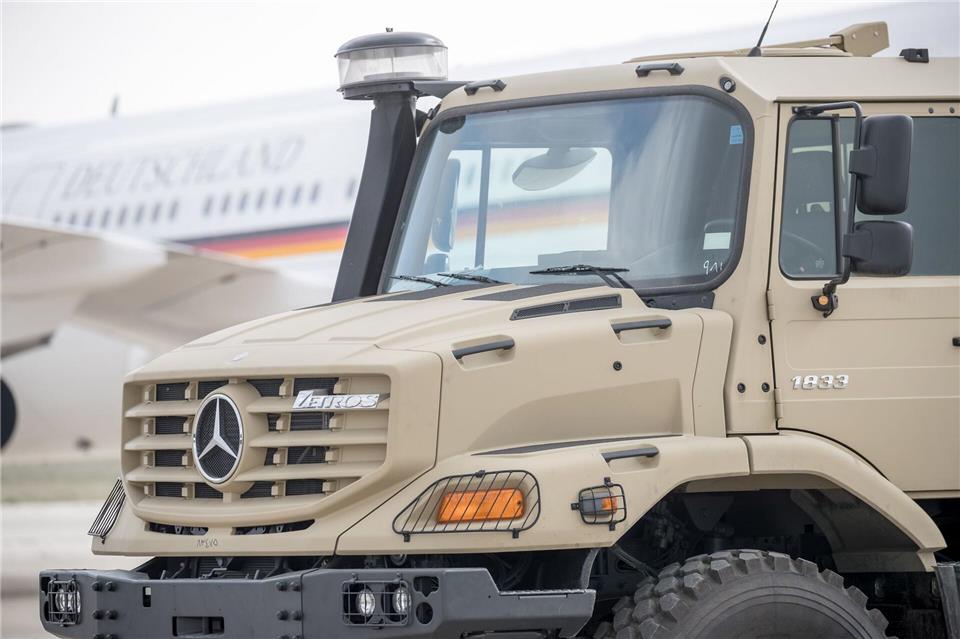 Der Militärlastwagen Zetros - hier ein älteres Modell - soll die Einsatzfähigkeit der französischen Armee verbessern. (Archivbild)Michael Kappeler/dpa