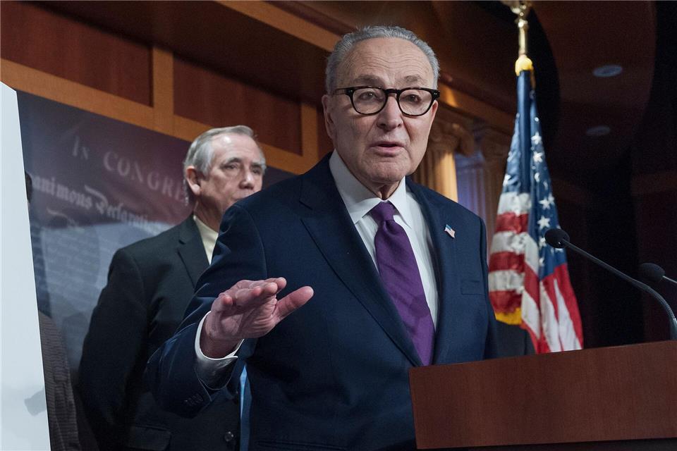 Der Minderheitsführer der Demokraten im Senat, Chuck Schumer, erhebt schwere Vorwürfe gegen das US-Justizministerium. J. Scott Applewhite/AP/dpa