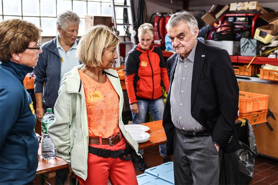 Der Minister bedankt sich bei freiwilligen Helfern. Oliver Berg/dpa