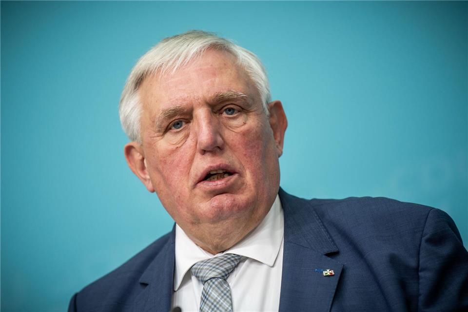 Der Minister ist gegen eine Verschiebung des Renteneintrittsalters auf 70 Jahre. (Archivbild) Michael Kappeler/dpa