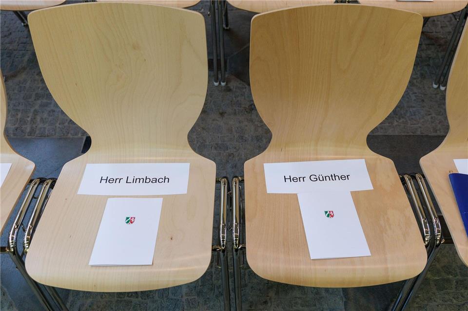 Der Minister kam nach einem Verkehrsunfall auf der Autobahn etwas zu spät zum Festakt. Deshalb blieb sein Platz anfangs leer. Friso Gentsch/dpa