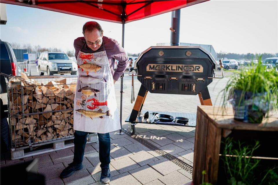 Der Minister lud zum Karpfengrillen im Rahmen einer Bürgersprechstunde auf der Thüringen Ausstellung ein.Jacob Schröter/dpa