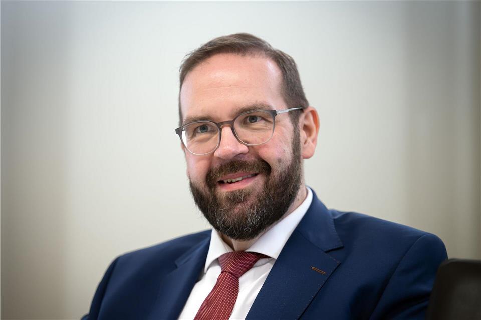 Der Minister macht eine Tour durch die Schulen Brandenburgs. (Archivbild)Soeren Stache/dpa