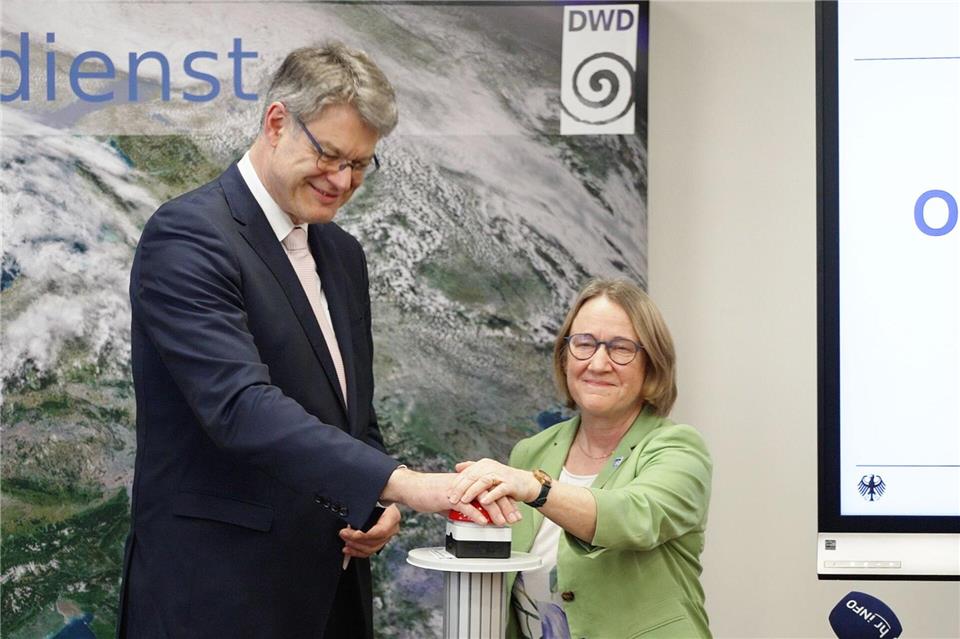 Der Minister schaltete das System in Offenbach live. Andreas Arnold/dpa