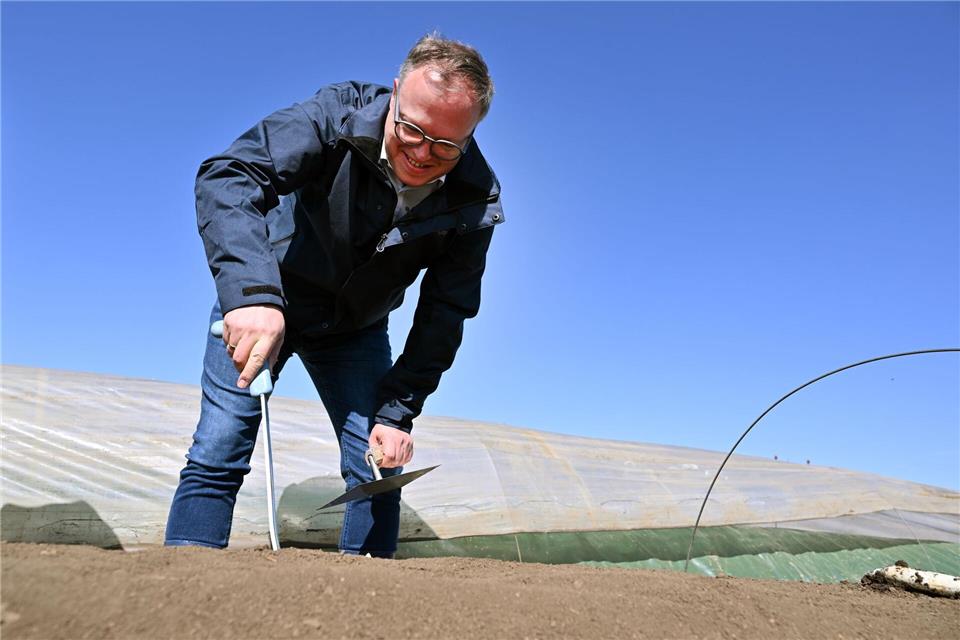 Der Ministerpräsident hat in Kutzleben selbst Spargel gestochen.Martin Schutt/dpa