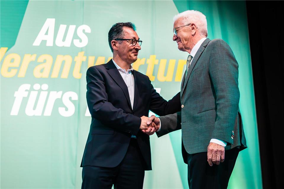 Der Ministerpräsident und sein Nachfolger: Cem Özdemir soll das Amt am Mittwoch von Winfried Kretschmann übernehmen.Christoph Schmidt/dpa