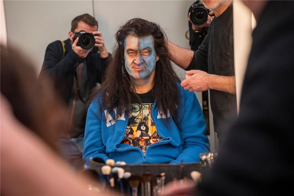 Der Ministerpräsident vertraut auf den Maskenbildner des Staatstheaters Nürnberg für seine Verwandlung in „William Wallace“.Daniel Vogl/dpa