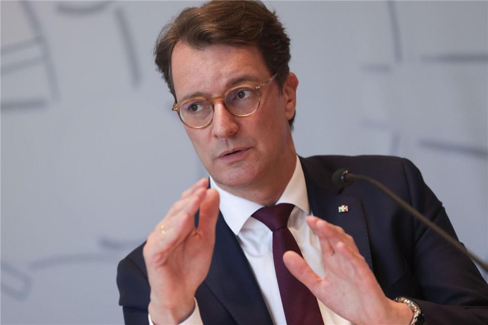 Der Ministerpräsident von NRW, Hendrik Wüst (CDU), verlangt, dass der Bund auch die durch Bundesgesetze entstandenen Mehrkosten übernimmt. (Archivbild)Oliver Berg/dpa