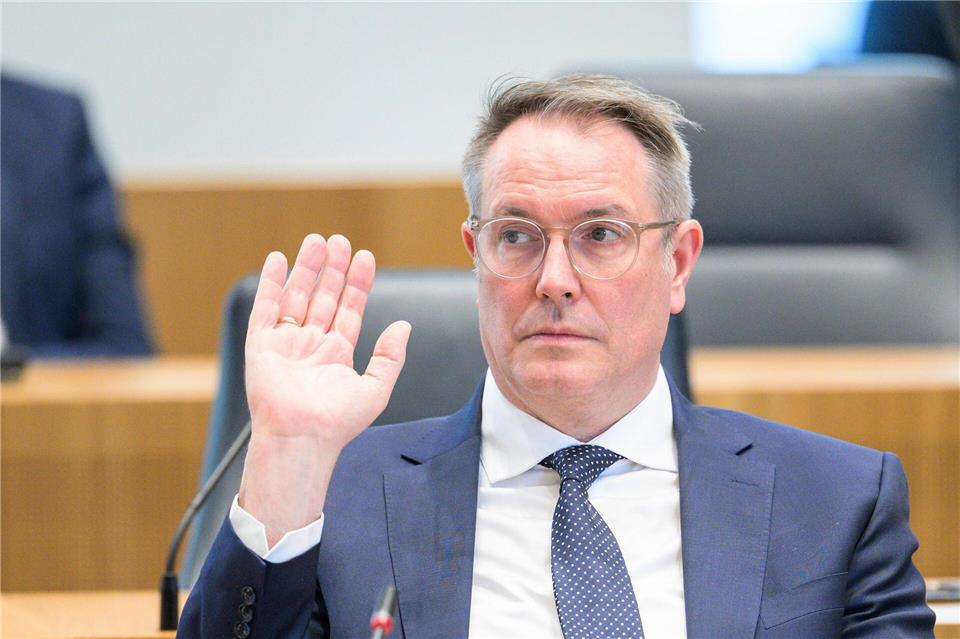 Der Ministerpräsident von Rheinland-Pfalz, Schweitzer (SPD), spricht von einem Warnschuss.Hannes P Albert/dpa