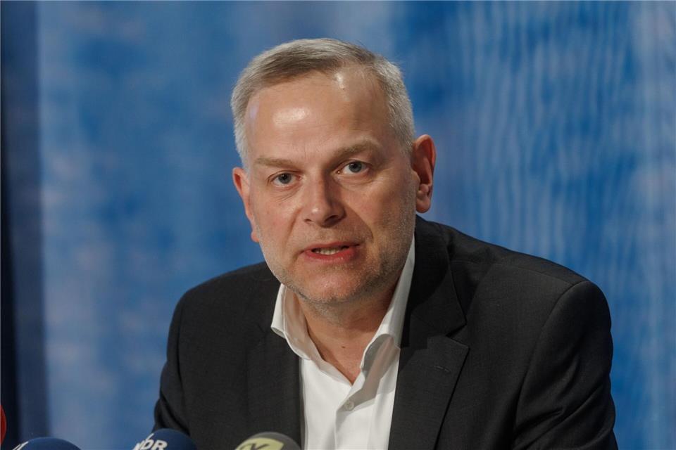 Der Ministerpräsidenten-Kandidat der AfD, Leif-Erik Holm, kündigt für den Fall seiner Wahl unter anderem an, die Zahl der Ministerien zu reduzieren, um Ausgaben zu sparen. (Archivbild)Markus Scholz/dpa