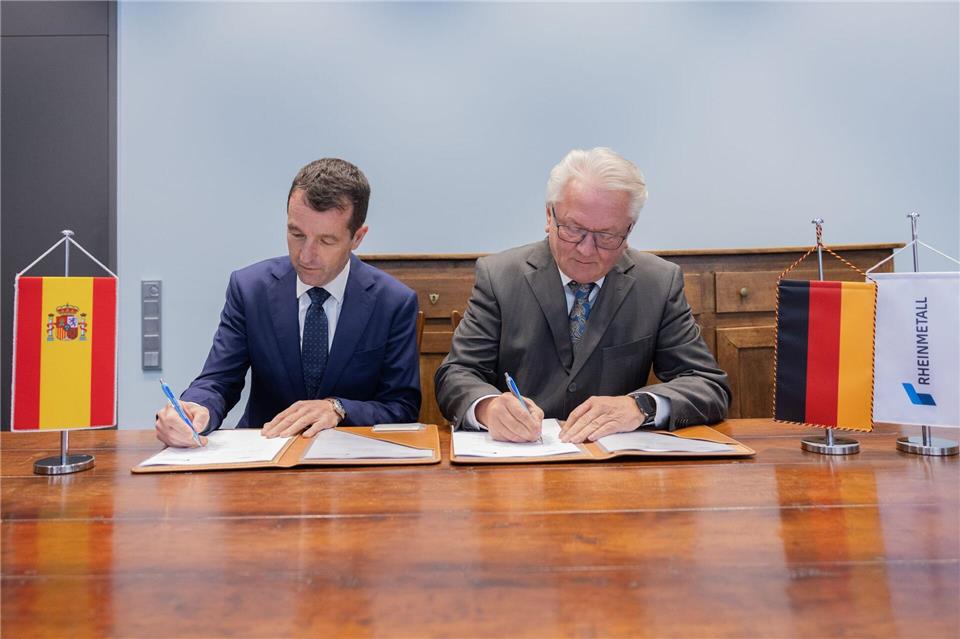 Der Moment der Unterschrift des Memorandums of Understanding (MoU) zur künftigen Zusammenarbeit. Rolf Vennenbernd/dpa