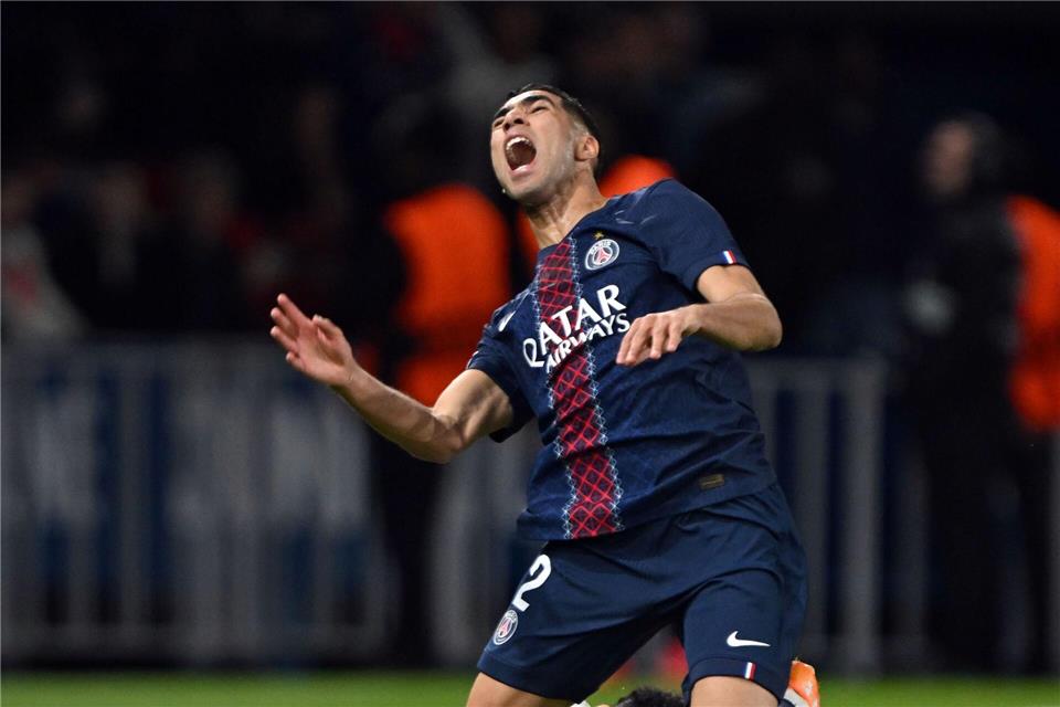 Der Moment, der das Spiel veränderte: Luis Díaz (unten) foult Achraf Hakimi und sieht danach die Rote Karte.Federico Gambarini/dpa