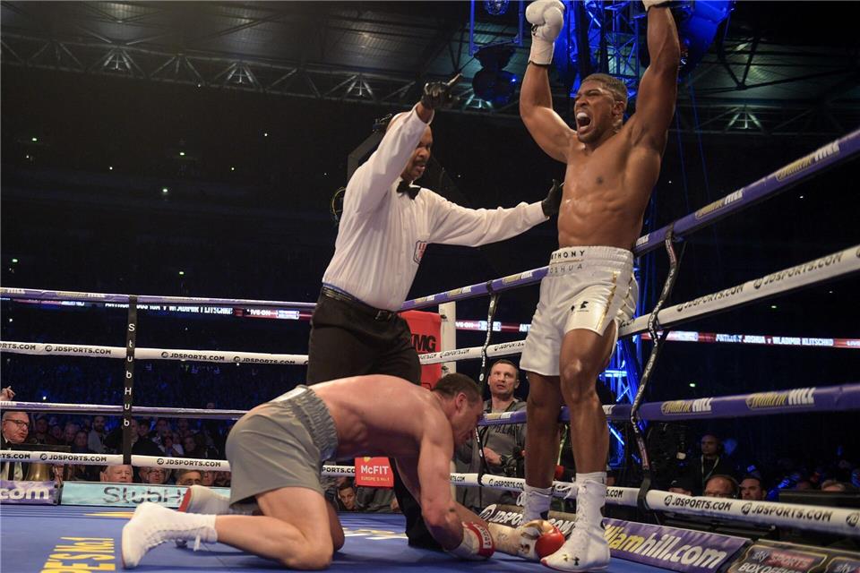 Der Moment des Triumphs für Joshua (r) im WM-Titelkampf gegen Klitschko. (Archivbild)picture alliance / Axel Heimken/dpa