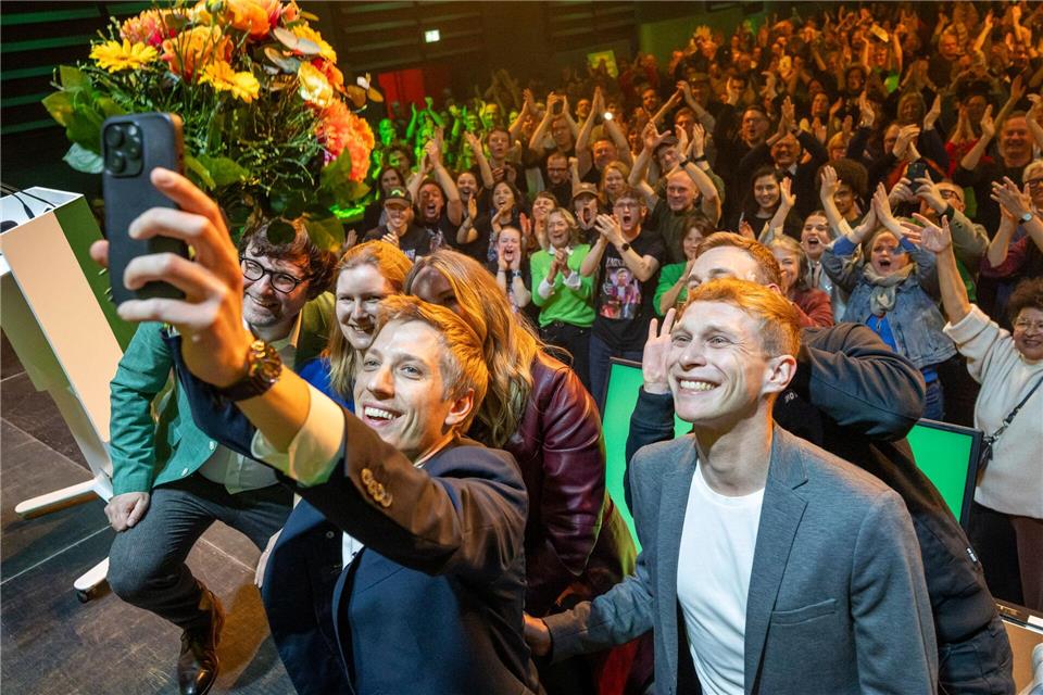 Der Moment des großen Jubels: Dieses Selfie wird Dominik Krause wohl nie löschen. Der Jubel der Grünen über das Ergebnis bei der Münchner Oberbürgermeisterwahl war in jedem Fall laut wie nie.  Peter Kneffel/dpa