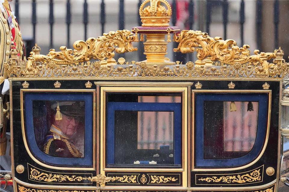 Der Monarch war gemeinsam mit Königin Camilla mit viel Pomp per Kutsche in einer Prozession vom Buckingham-Palast angereist.Kin Cheung/AP/dpa