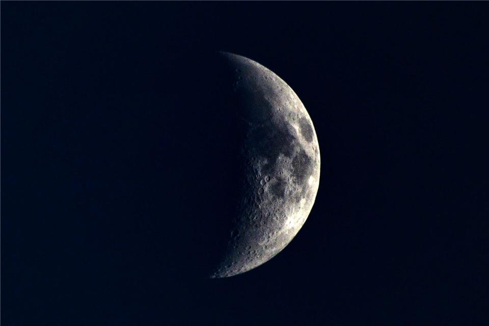 Der Mond ist als Sichel im Nachthimmel über Tschechien zu sehen. (Symbolbild)Slavek Ruta/ZUMA Wire/dpa