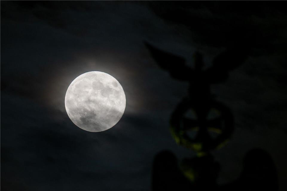Der Mond kommt der Erde näher. (Archivbild)Soeren Stache/dpa